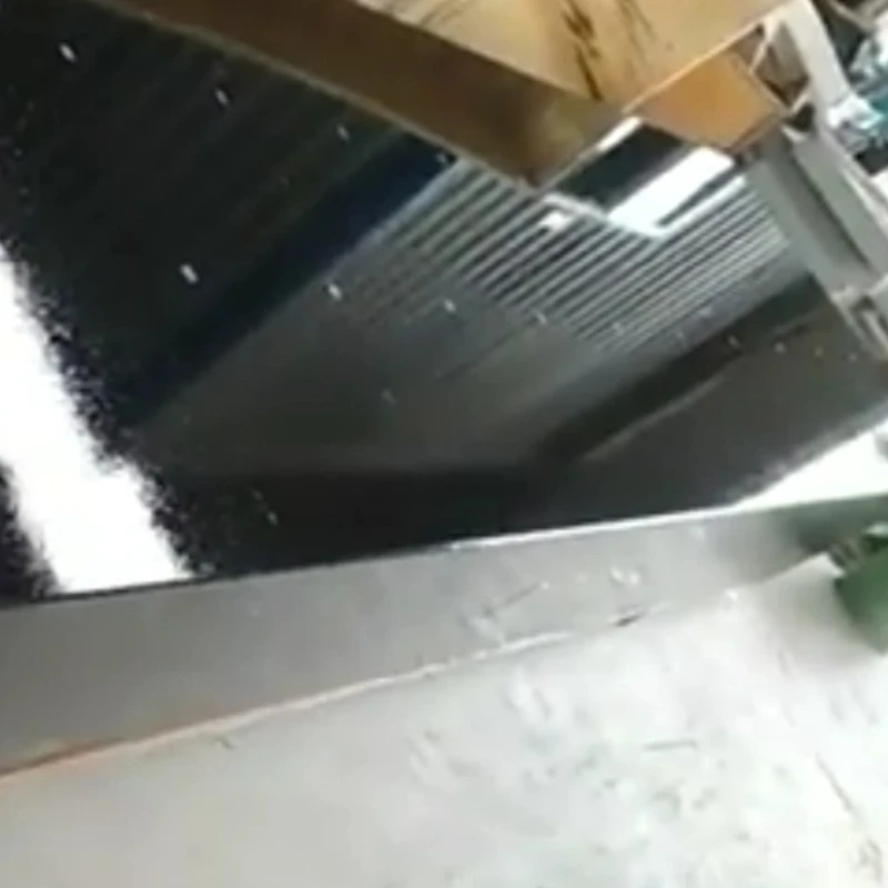 Một nền tảng đá granit dài 4 mét và dày 0,5 mét được vận chuyển