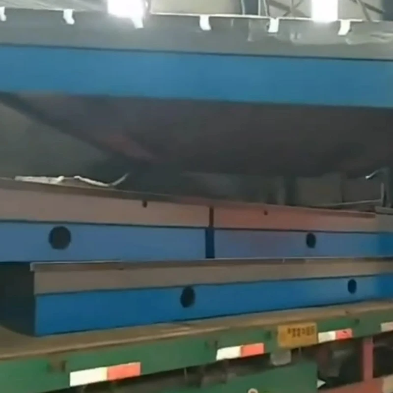 Tám nền tảng gang đang được tải lên xe để giao hàng