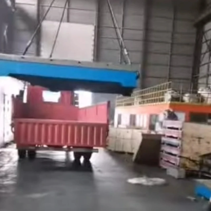 Nền tảng kiểm tra gang đang được tải lên xe để giao hàng