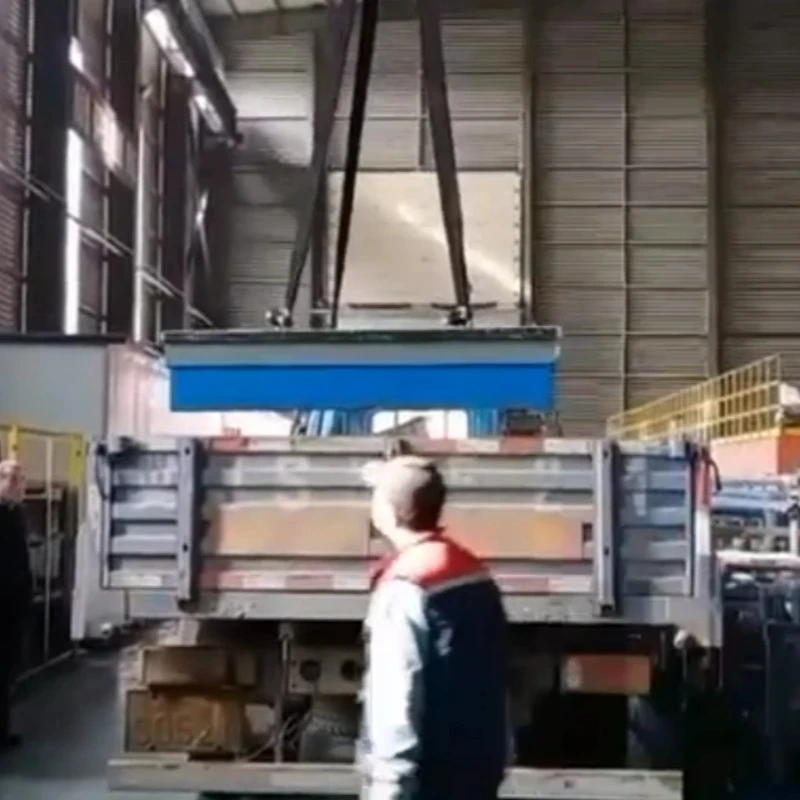 Nền tảng gang đang được tải lên xe để giao hàng