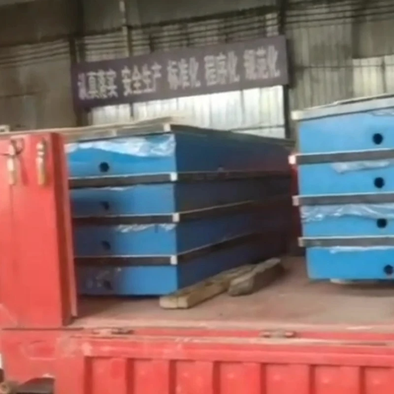 Ba mươi mảnh nền tảng kiểm tra gang đang được tải lên xe để vận chuyển